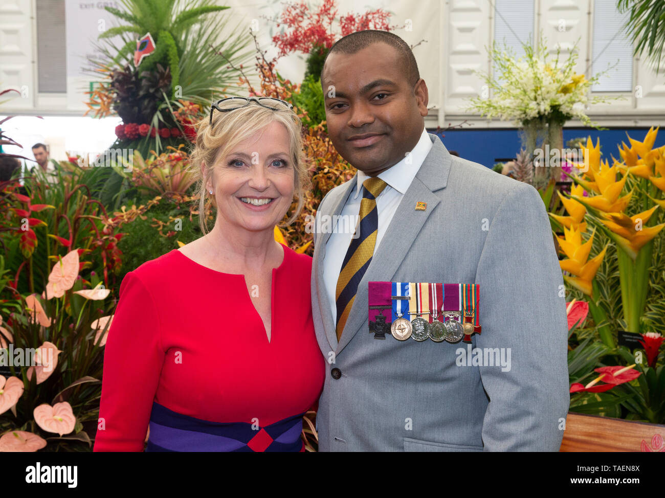 Lance Sergeant Johnson Beharry, VC, der ausgezeichnet war das Victoria Cross auf der Chelsea Flower Show mit weathergirl Carol Kirkwood gesehen. Stockfoto