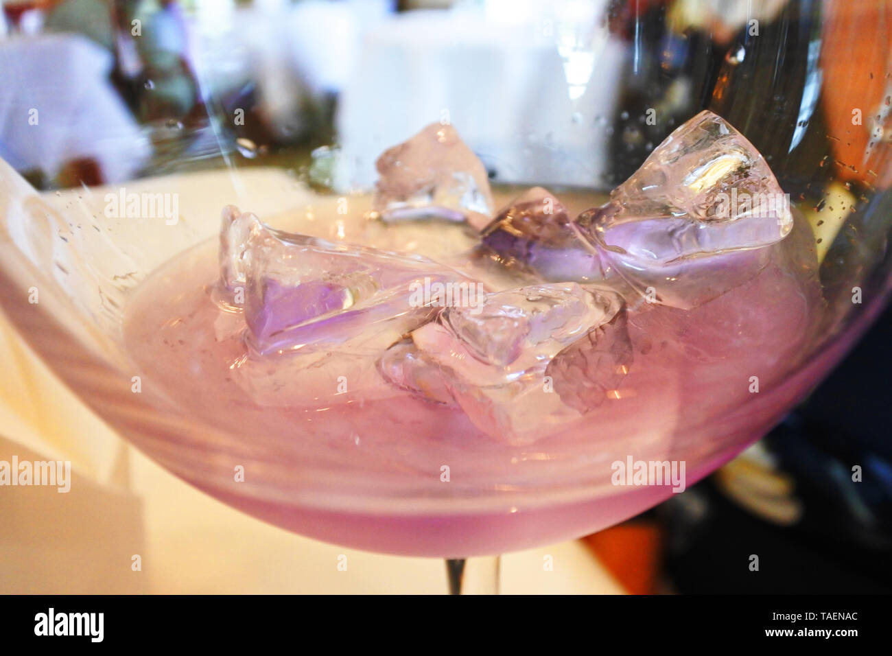 Nahaufnahme einer violetten aromatisiert Gin und Tonic - Johannes Gollop Stockfoto