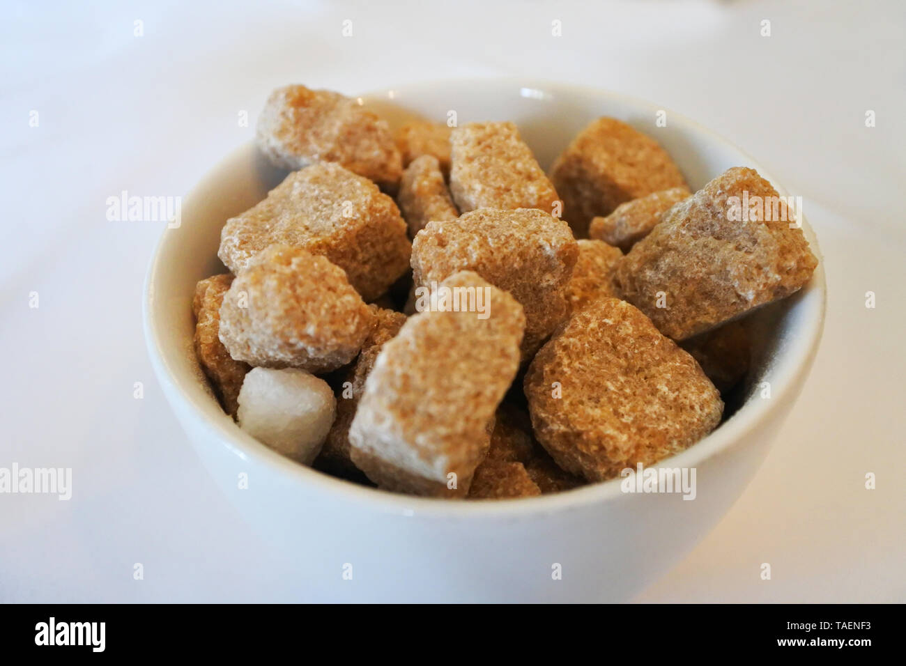 Eine Schüssel mit unraffinierten Zucker Klumpen - Johannes Gollop Stockfoto