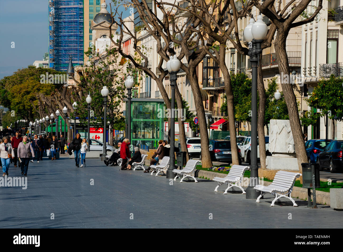 Tarragona, Spanien. Februar 8, 2019. Rambla Nova ist eine Stadt mit Restaurants und Geschäften Stockfoto