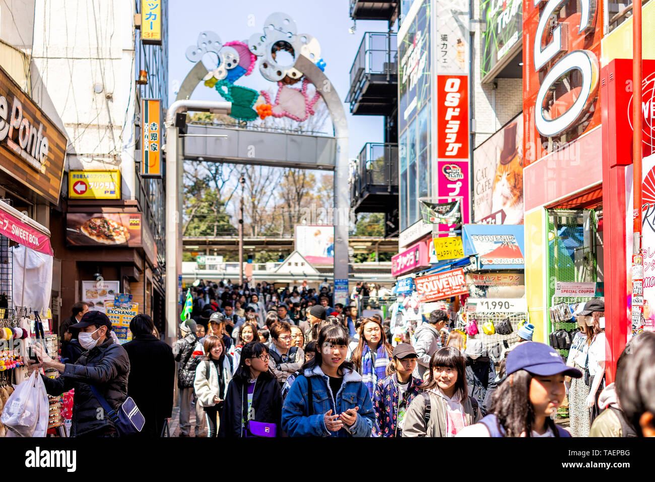 Tokio, Japan - April 2, 2019: Berühmte Takeshita Straße in Harajuku mit Masse von vielen Menschen zu Fuß durch farbenfrohe Gebäude Stockfoto