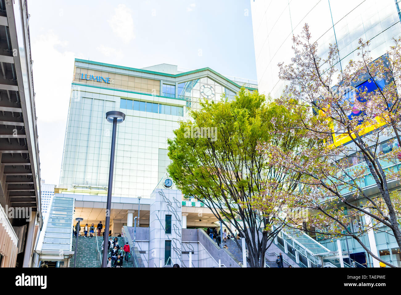 Tokyo, Japan - 2. April 2019: modernes Gebäude Shinjuku Station Architektur während der Tag mit vielen Menschen zu Fuß von Retail Stores Shops Stockfoto