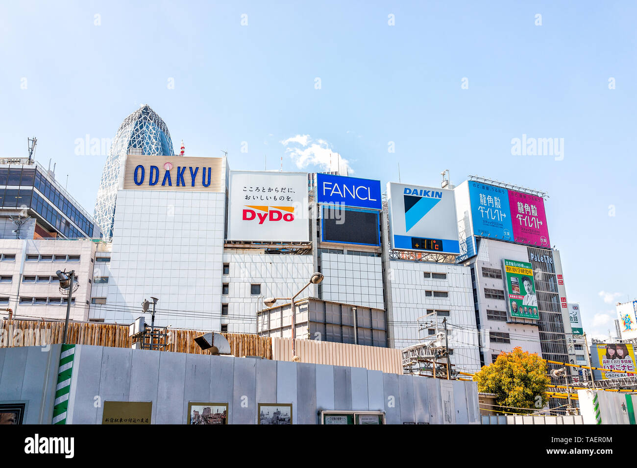 Tokyo, Japan - 2. April 2019: Shinjuku bunten Stadtbild während des Tages mit Anzeichen für Odakyu Mall und Geschäfte speichert Stockfoto