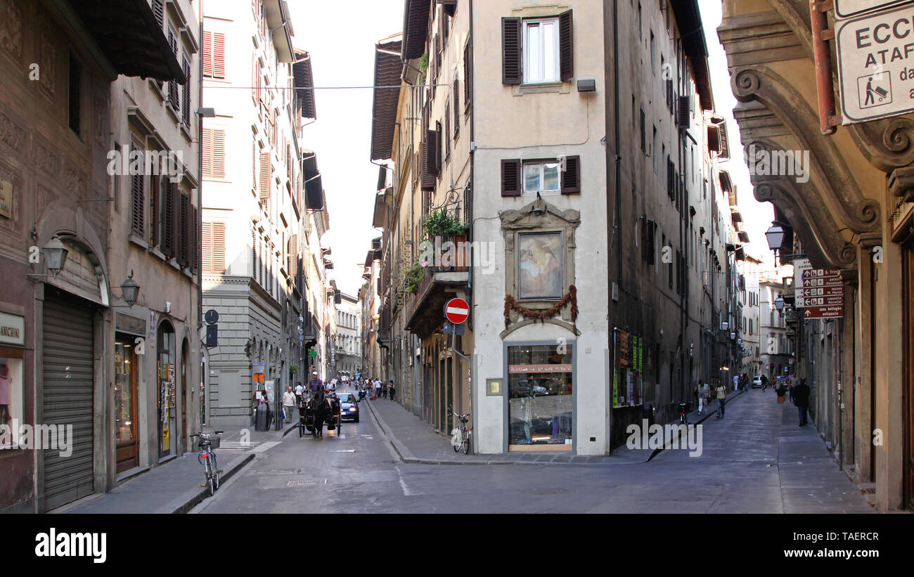 Florenz, Italien, 28. September 2009: Die engen Einbahnstraßen in der Innenstadt in Florenz, Italien. Stockfoto