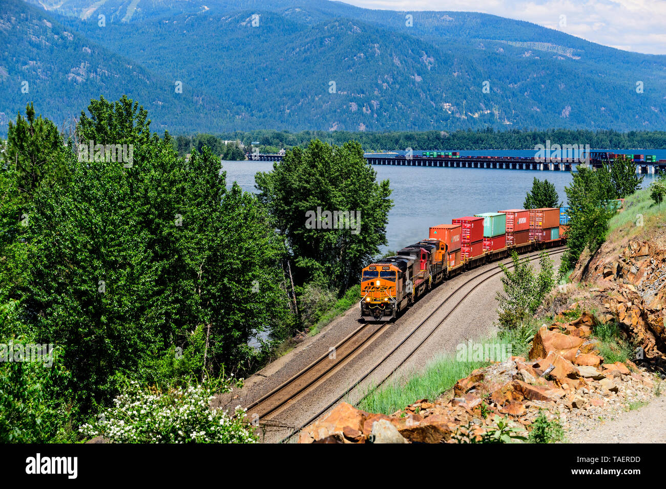 BNSF train entlang des Lake Pend Oreille in der Nähe von Sandpoint, Idaho, USA Stockfoto