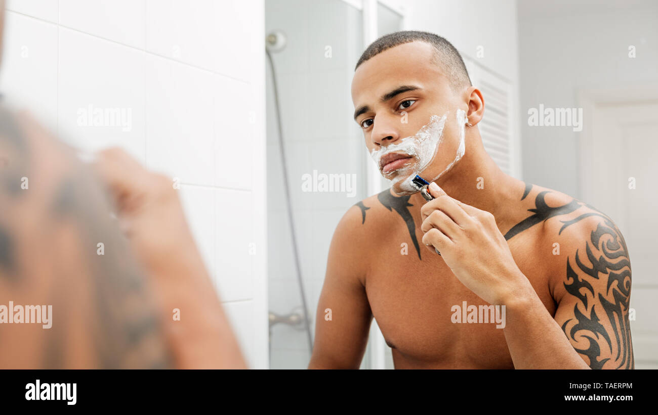 Gemischte Rasse Mensch sein Gesicht Rasur am Morgen Stockfoto