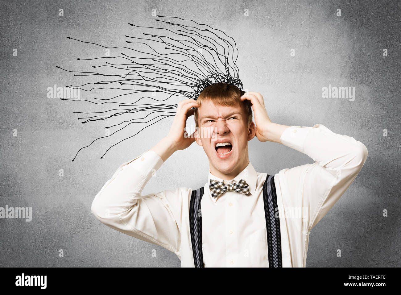 Stressvolle redhead Student hält die Hände auf den Kopf Stockfoto