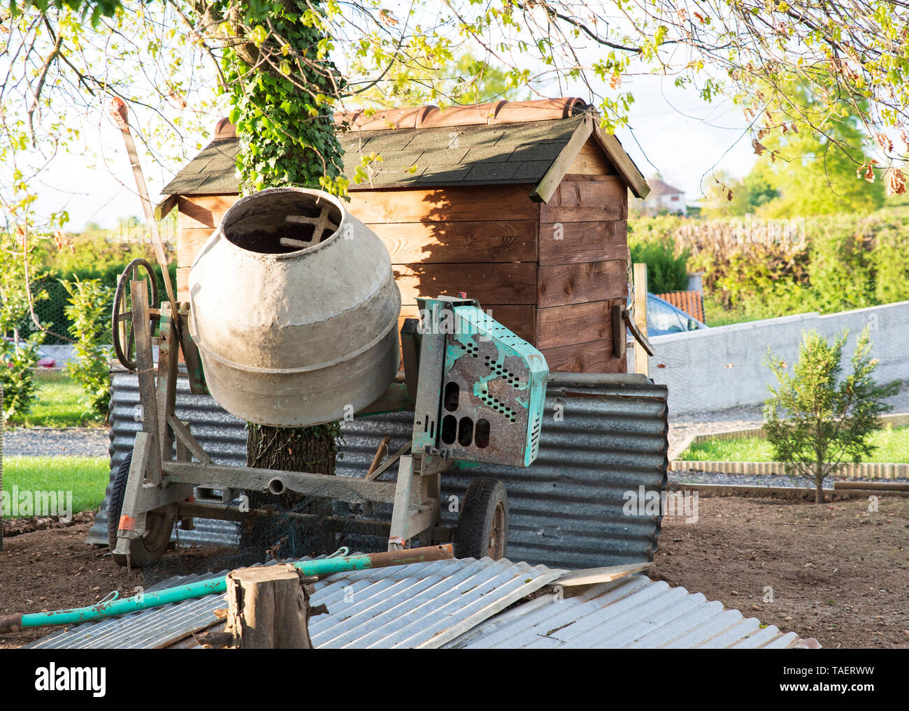 Ein konkreter Mixer in einem Garten Stockfoto