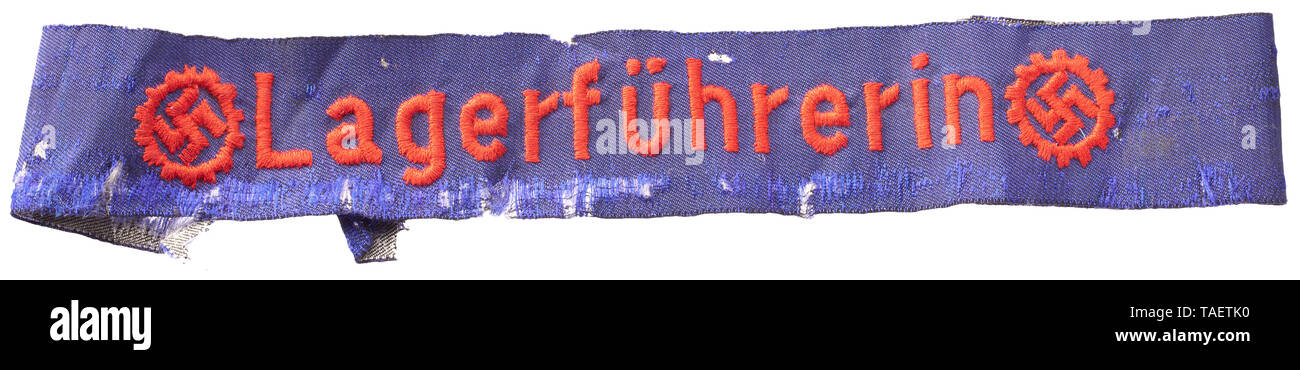 Eine Manschette Titel "Lagerführerin' der Deutschen Arbeitsfront Blaues Webband mit rot gestickter, lateinischer Aufschrift zwischen den DAF-Zahnradsymbolen. Verschlissen, Länge ca. 33 cm. This Band wurde über der Allgemeinen NSDAP-Armbinde von Hauptberuflichen DAF-Funktionären als Dienststellungsabzeichen in Arbeitslagern getragen. historischen, historische, 20. Jahrhundert, Editorial-Use - Nur Stockfoto