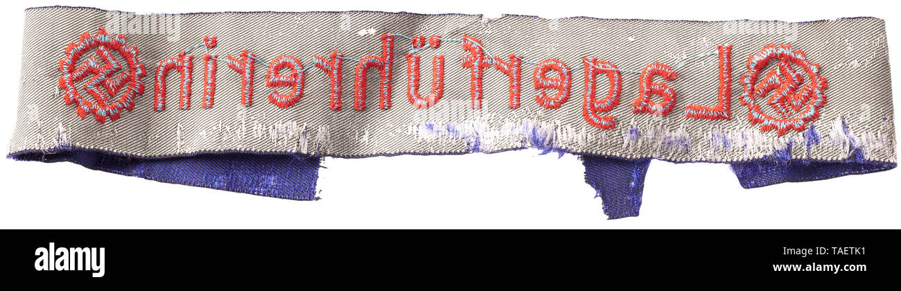 Eine Manschette Titel "Lagerführerin' der Deutschen Arbeitsfront Blaues Webband mit rot gestickter, lateinischer Aufschrift zwischen den DAF-Zahnradsymbolen. Verschlissen, Länge ca. 33 cm. This Band wurde über der Allgemeinen NSDAP-Armbinde von Hauptberuflichen DAF-Funktionären als Dienststellungsabzeichen in Arbeitslagern getragen. historischen, historische, 20. Jahrhundert, Editorial-Use - Nur Stockfoto
