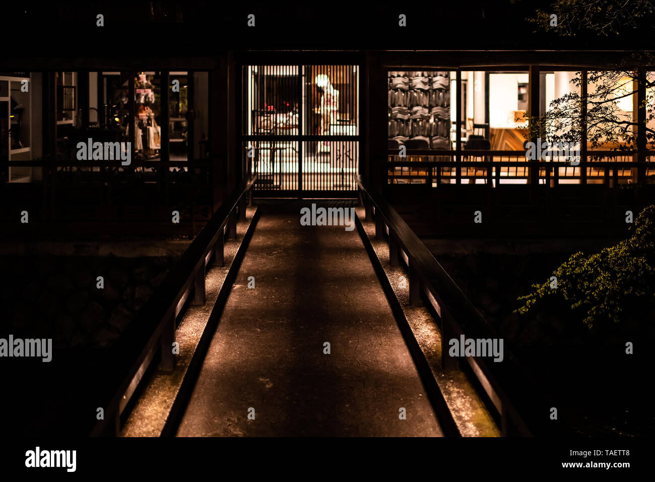 Kyoto, Japan - April 9, 2019: beleuchtete Brücke zu Restaurant Store Shop von Fluss Kanal in Gion bei Nacht mit niemand Stockfoto
