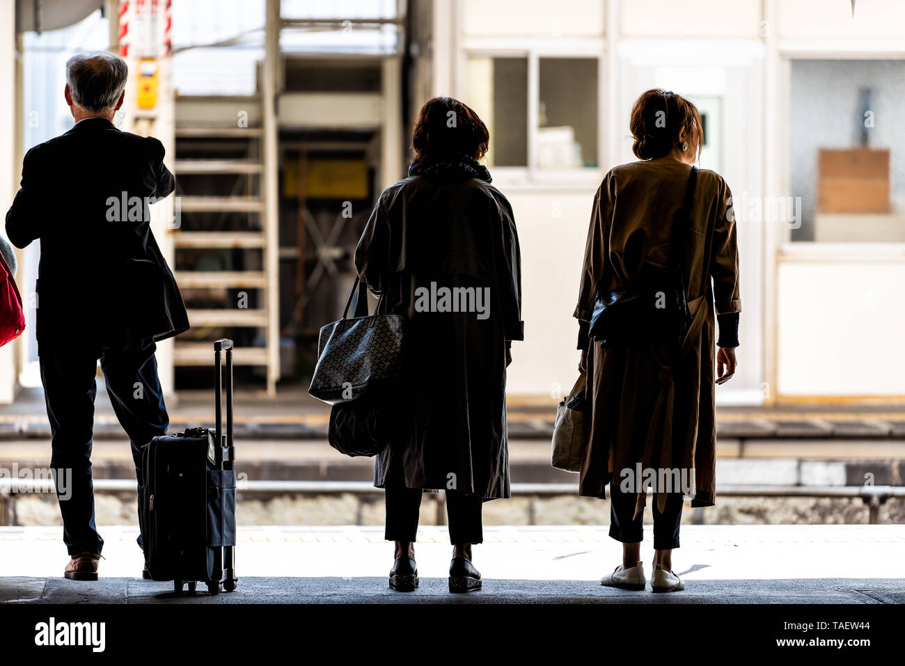 Tokio, Japan - April 4, 2019: Bahnhof Plattform lokale Linie nach Nikko und Silhouette von Menschen, die darauf warten, von Tracks Stockfoto