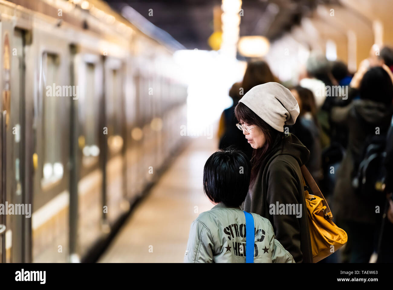 Tokio, Japan - April 4, 2019: Bahnhof Plattform lokale Linie nach Nikko mit vielen Menschen, die darauf warten mit japanischen Mutter und Kind Stockfoto