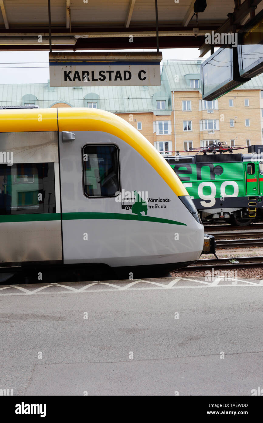 Karlstad, Schweden - 21. Mai 2019: Ein öffentlicher Verkehr Bahn am Hauptbahnhof Karlstad Plattform in Service für Warmlandstrafik. Stockfoto
