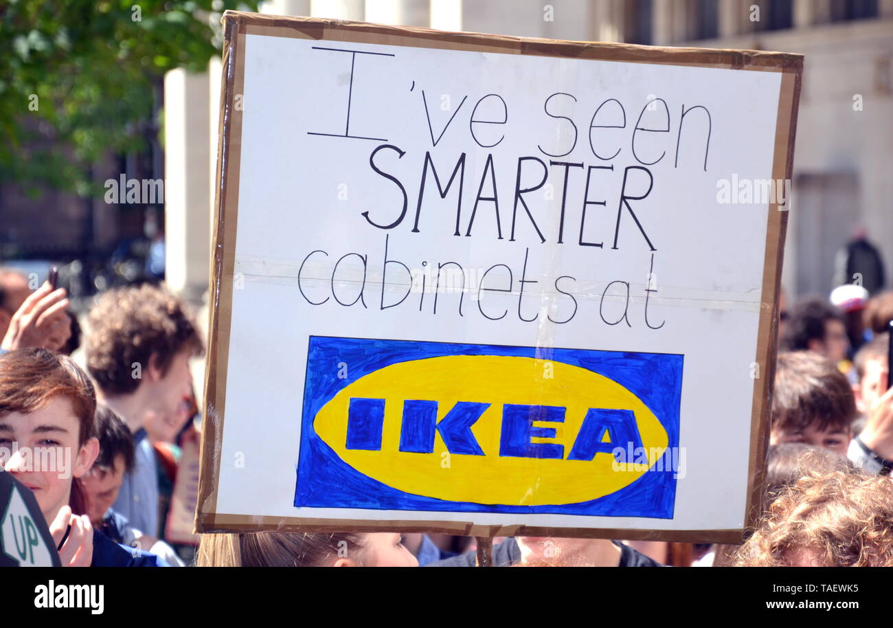 Junge Menschen fordern beim Manchester Youth Strike 4 Klimaprotest am 24.. Mai 2019 in Manchester, Großbritannien, Maßnahmen zur Verhinderung des Klimawandels. Stockfoto