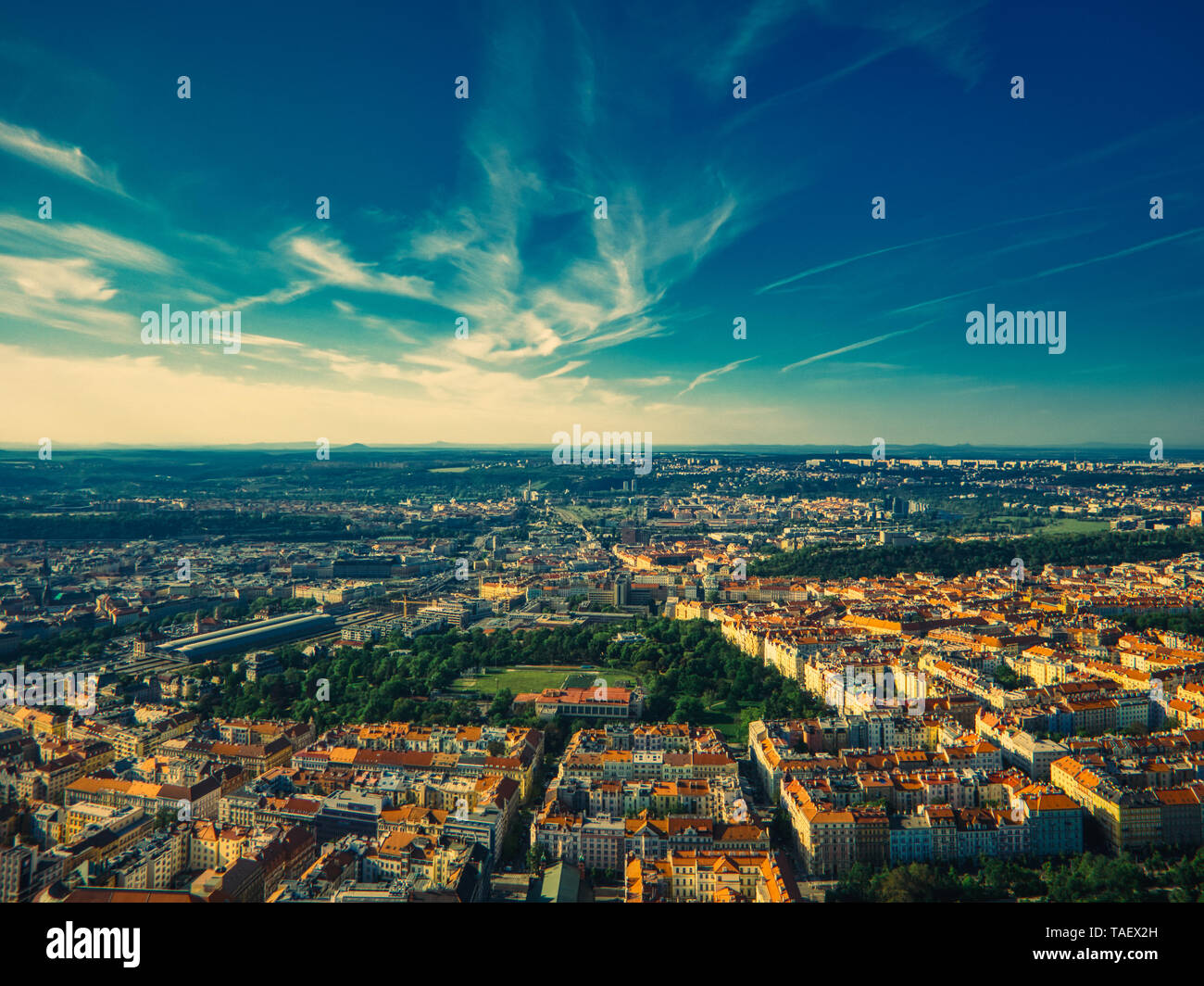 Luftaufnahme von Park Riegrovy sady in Prag Sommer mit Wolken und sonnige dauy Stockfoto