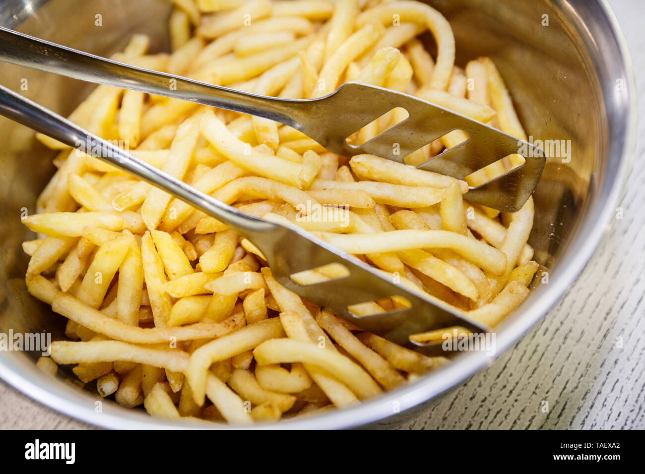 Frische Pommes frites in einer Metallschüssel Stockfoto