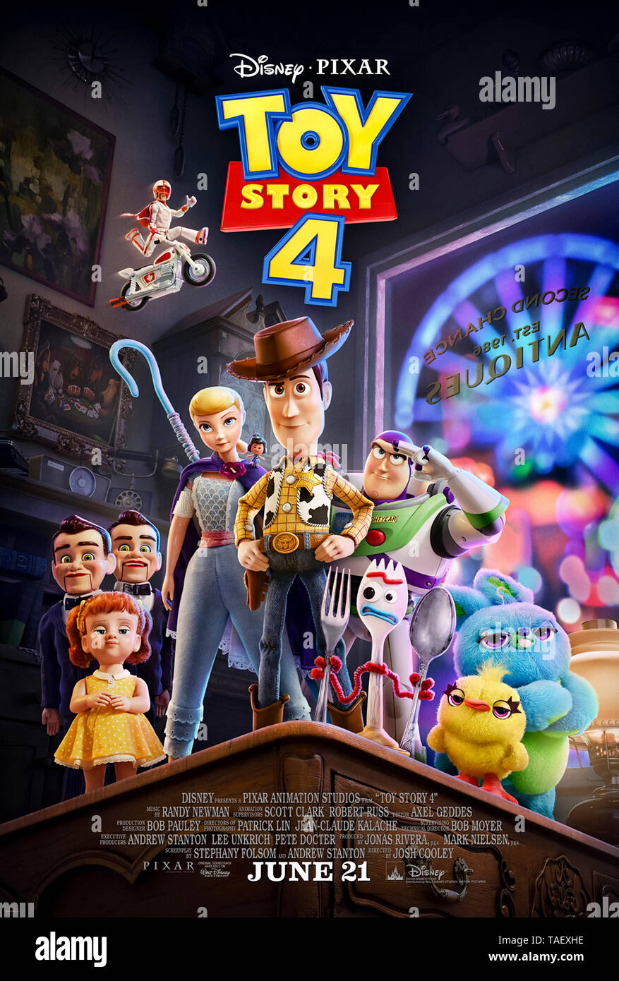 Toy Story 4 (2019) von Josh Cooley Regie und Hauptdarsteller Keanu Reeves, Christina Hendricks, Tom Hanks und Tim Allen. Die Spielzeuge sind durch eine neue Ankunft beigetreten und eine Reise unternehmen. Stockfoto