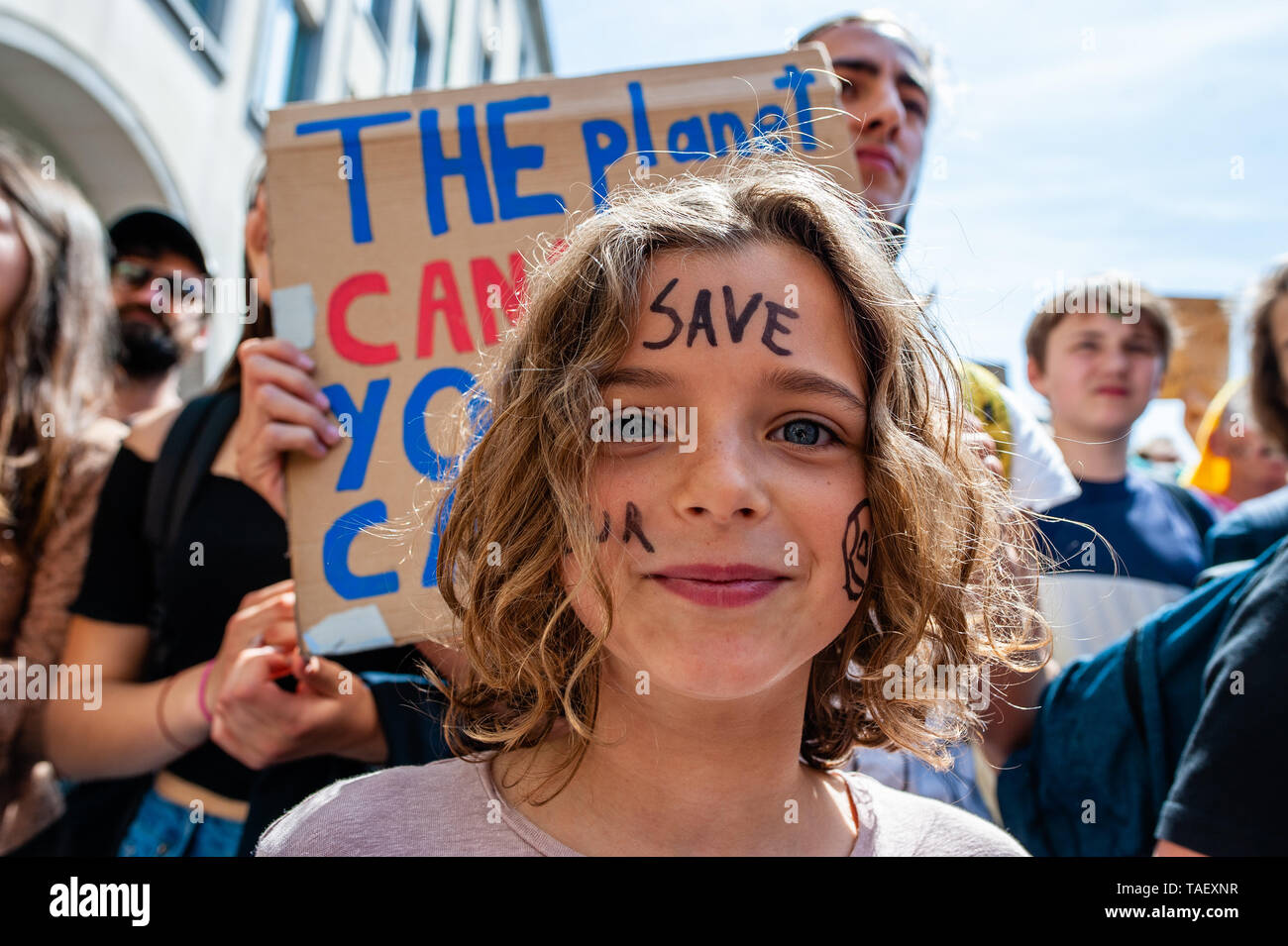 Ein kleines Mädchen mit ihrem Gesicht sagen, 'Save unser Planet", während des Protestes. Zehntausende Kinder in mehr als 60 Ländern gestreikt Klimawandel Aktion zu verlangen. # FridaysForFuture ist eine Bewegung, die im August 2018 begann, nach 15 Jahren alten Greta Thunberg vor dem schwedischen Parlament jede Schule Tag saß für drei Wochen, gegen die fehlende Aktion auf die Klimakrise zu protestieren. In Brüssel, nicht nur Studenten, sondern Lehrer, Wissenschaftler, und mehrere Syndikate nahm die Straßen der belgischen Hauptstadt zum zweiten Mal für eine bessere Klimapolitik zu protestieren. Nach Stockfoto