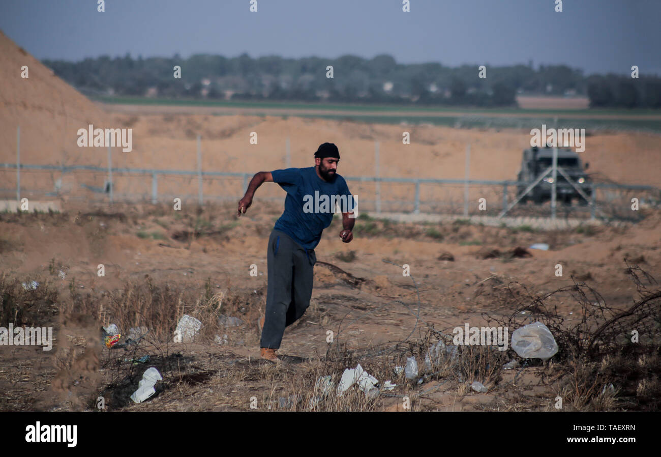 Ein Demonstrator gesehen laufen für Abdeckung während der Auseinandersetzungen. Palästinenser stießen mit israelischen Truppen während einer großen Demonstration auf der Grenze zum Gazastreifen, den Aufruf für ein Ende der israelischen Belagerung von Gaza und das Recht auf ihre Wohnungen am Grenzzaun zwischen Israel und Gaza im südlichen Gazastreifen zurück. Stockfoto
