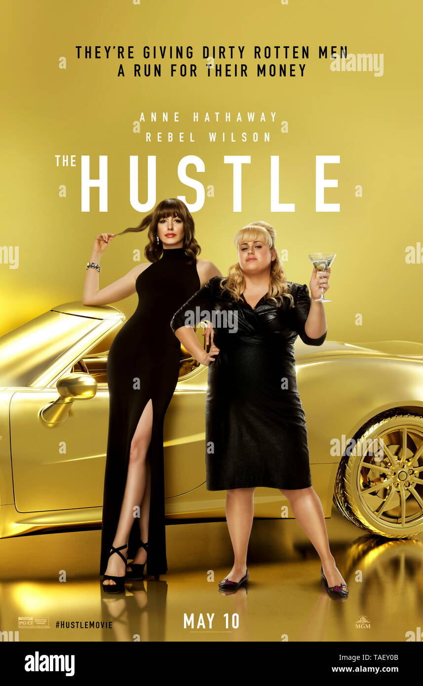 The Hustle (2019) von Chris Addison mit Anne Hathaway, Rebel Wilson und Alex Sharp. Betrügerische Künstler versammeln sich, um Rache an Männern zu nehmen, die ihnen in der Vergangenheit Unrecht getan haben. NUR ZUR REDAKTIONELLEN VERWENDUNG des US-Advance-Posters. Kredit: BFA / MGM Stockfoto