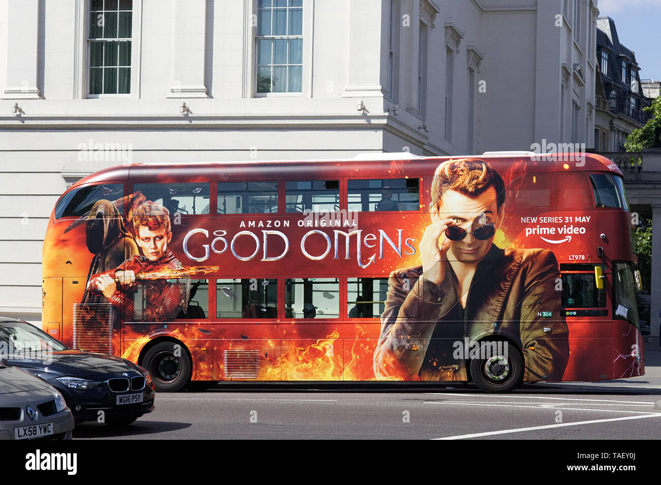 Gutes Omen auf einem London Bus ausgeschrieben Stockfoto