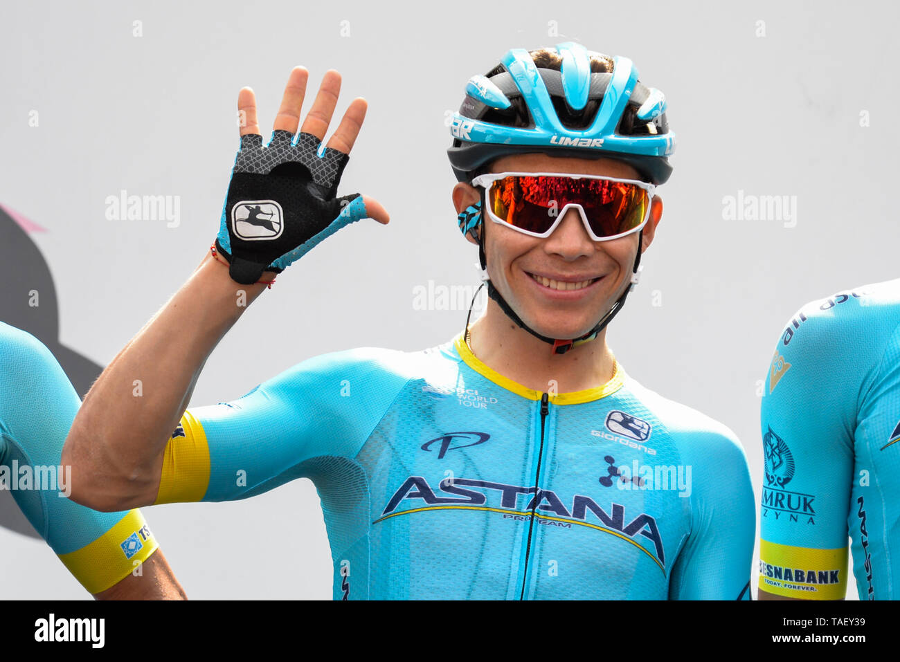 Miguel Angel Lopez Moreno Von Kolumbien Und Astana Pro Team Gesehen Eine Geste Wahrend Der 102 Ausgabe Des Giro D Italia 2019 Stufe 13 Eine 196 Km Etappe Von Pinerolo Zu Ceresole Reale