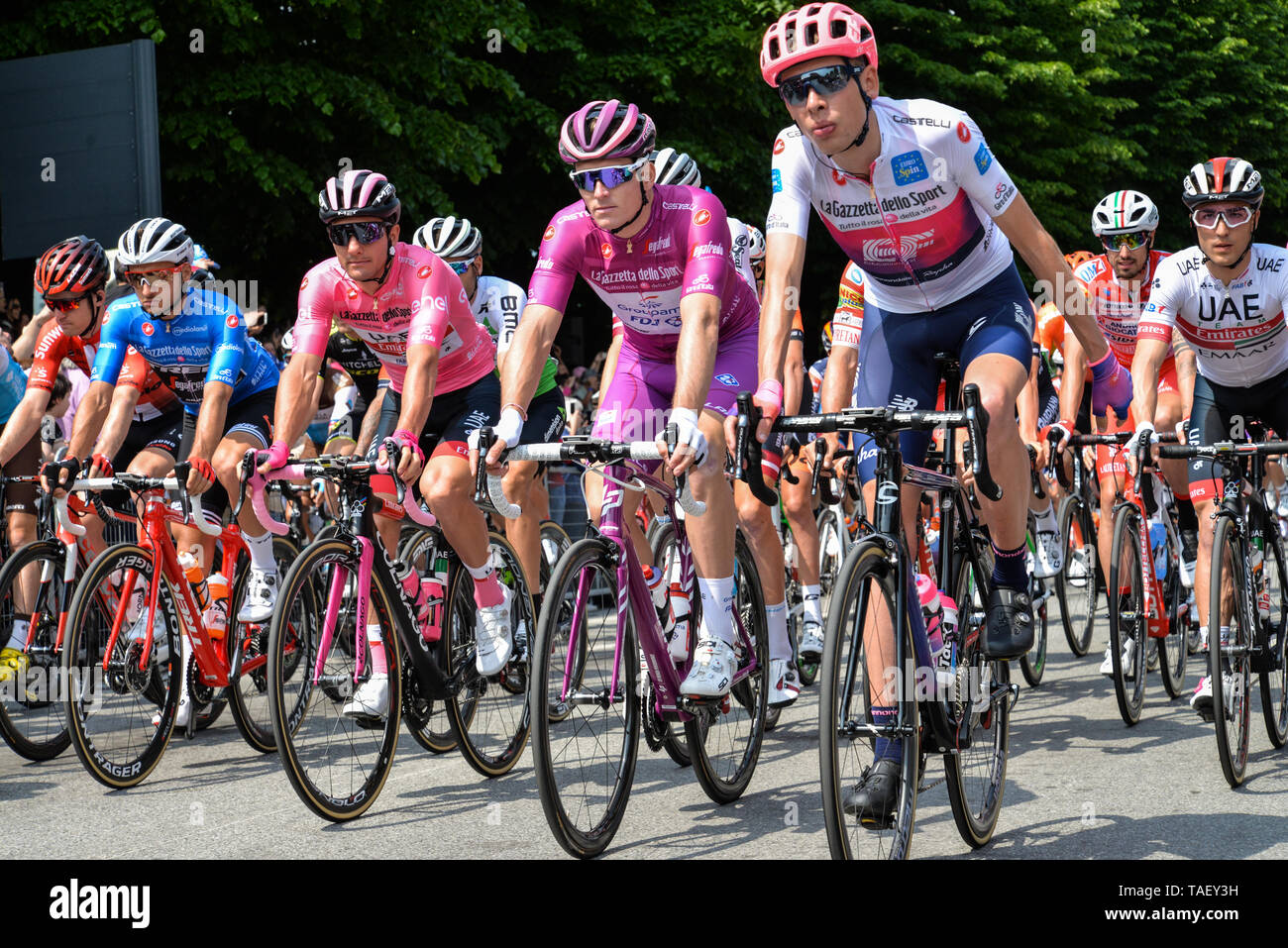 Radfahrer gesehen, während die 102. Auflage des Giro d'Italia 2019, Stufe 13 eine 196 km Etappe von Pinerolo zu Ceresole Reale (Lago Serrù) 2247 m. Stockfoto
