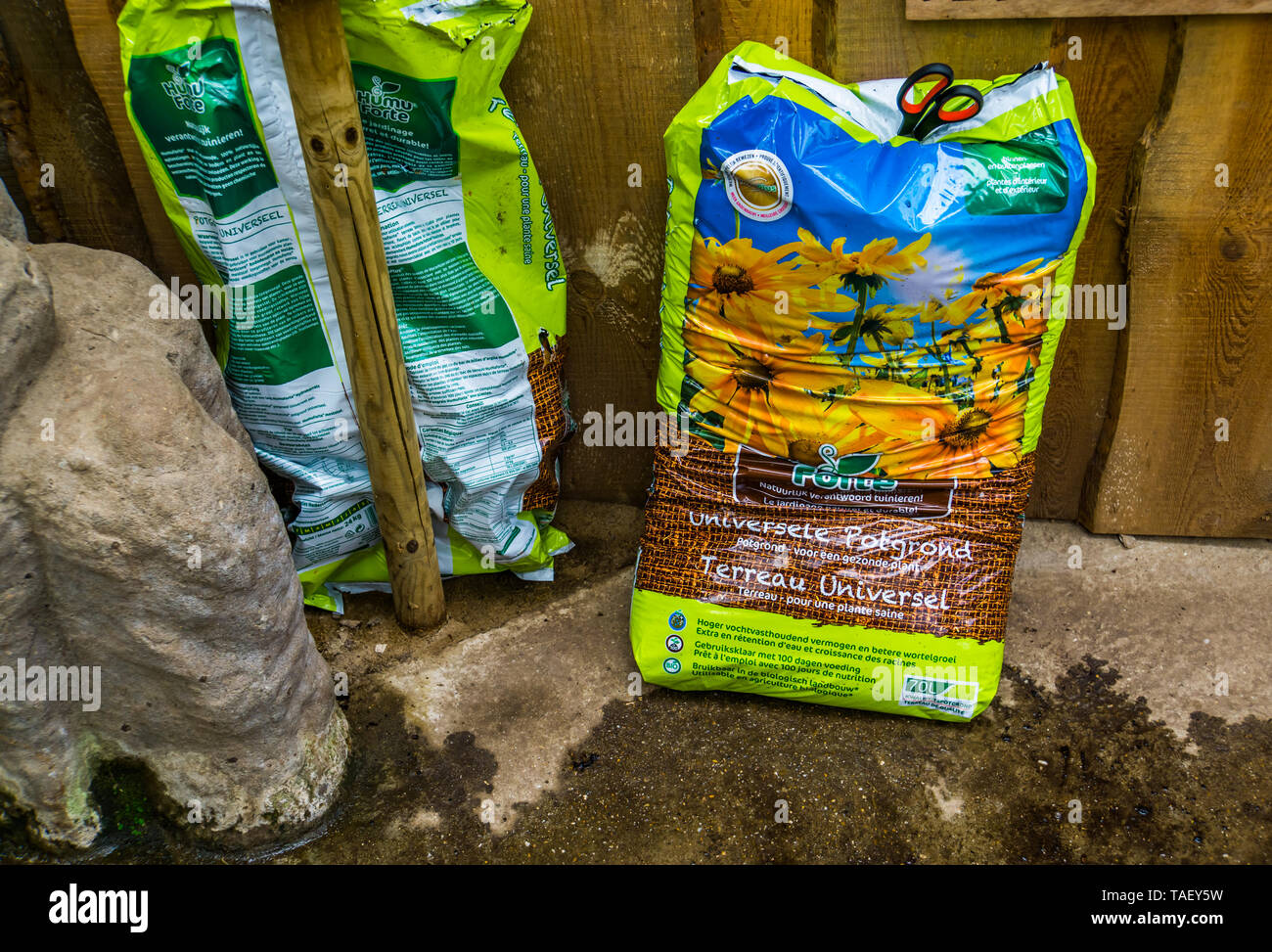 Beutel mit blumenerde -Fotos und -Bildmaterial in hoher Auflösung – Alamy