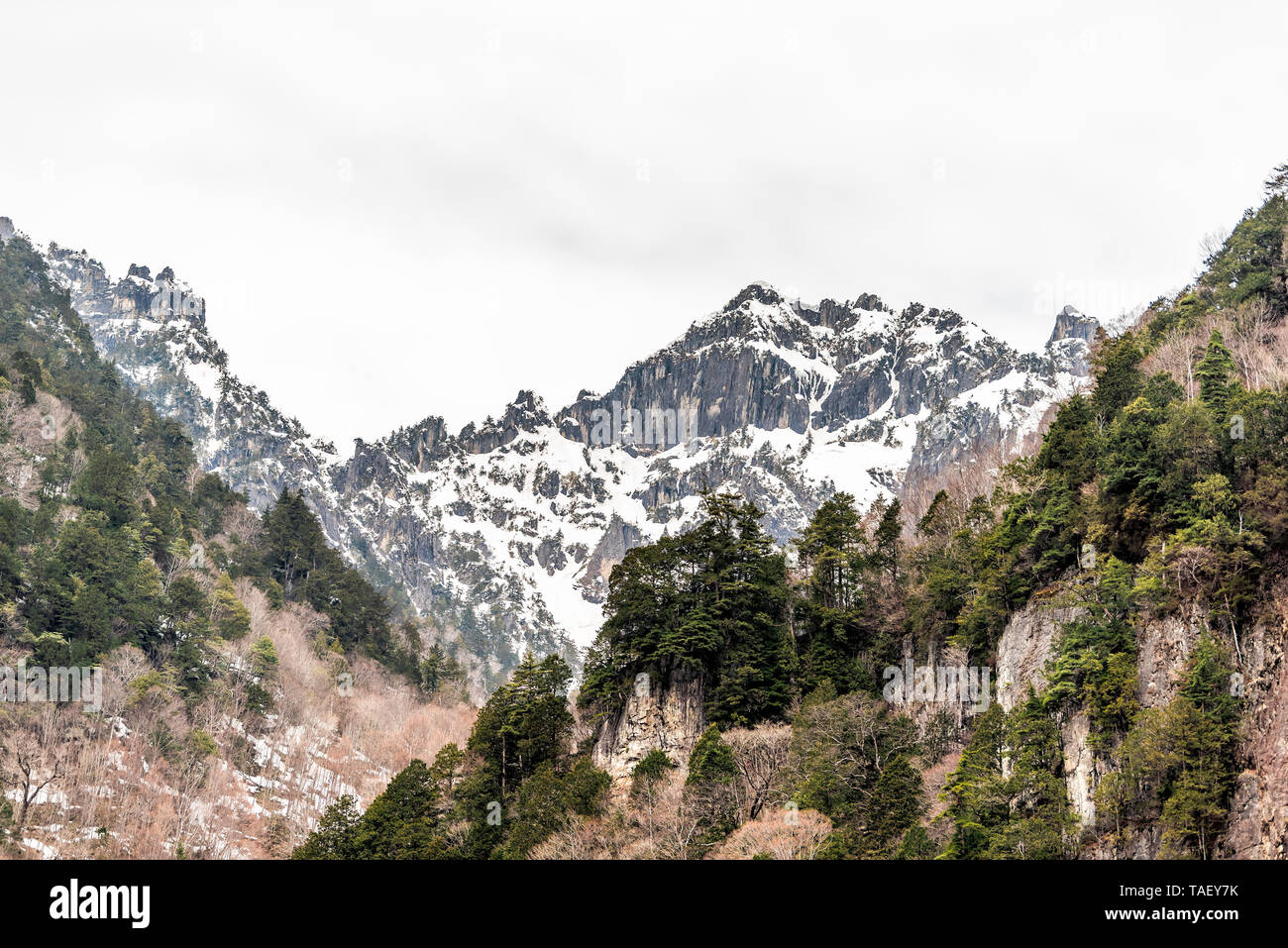 Berg mit Schnee im Okuhida Dörfer Shinhotaka Seilbahn in der Präfektur Gifu, Japan park mit bewölktem Himmel Frühling Stockfoto