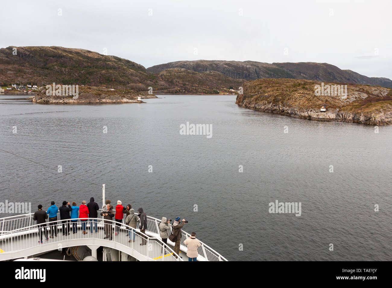 Hurtigruten Schiff MS Spitzbergen Ansätze den engen Stokksund Meerenge zwischen dem Festland und Stokkøya, Åfjord Gemeinde, Trøndelag, Norwegen Stockfoto