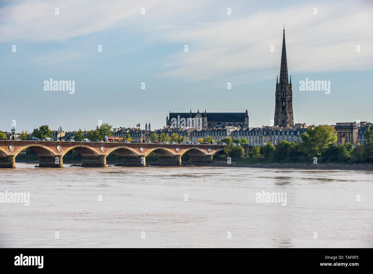 Frankreich, Bordeaux, Pont de Pierre Brücke mit den Basiclica St. Michael im Hintergrund Stockfoto