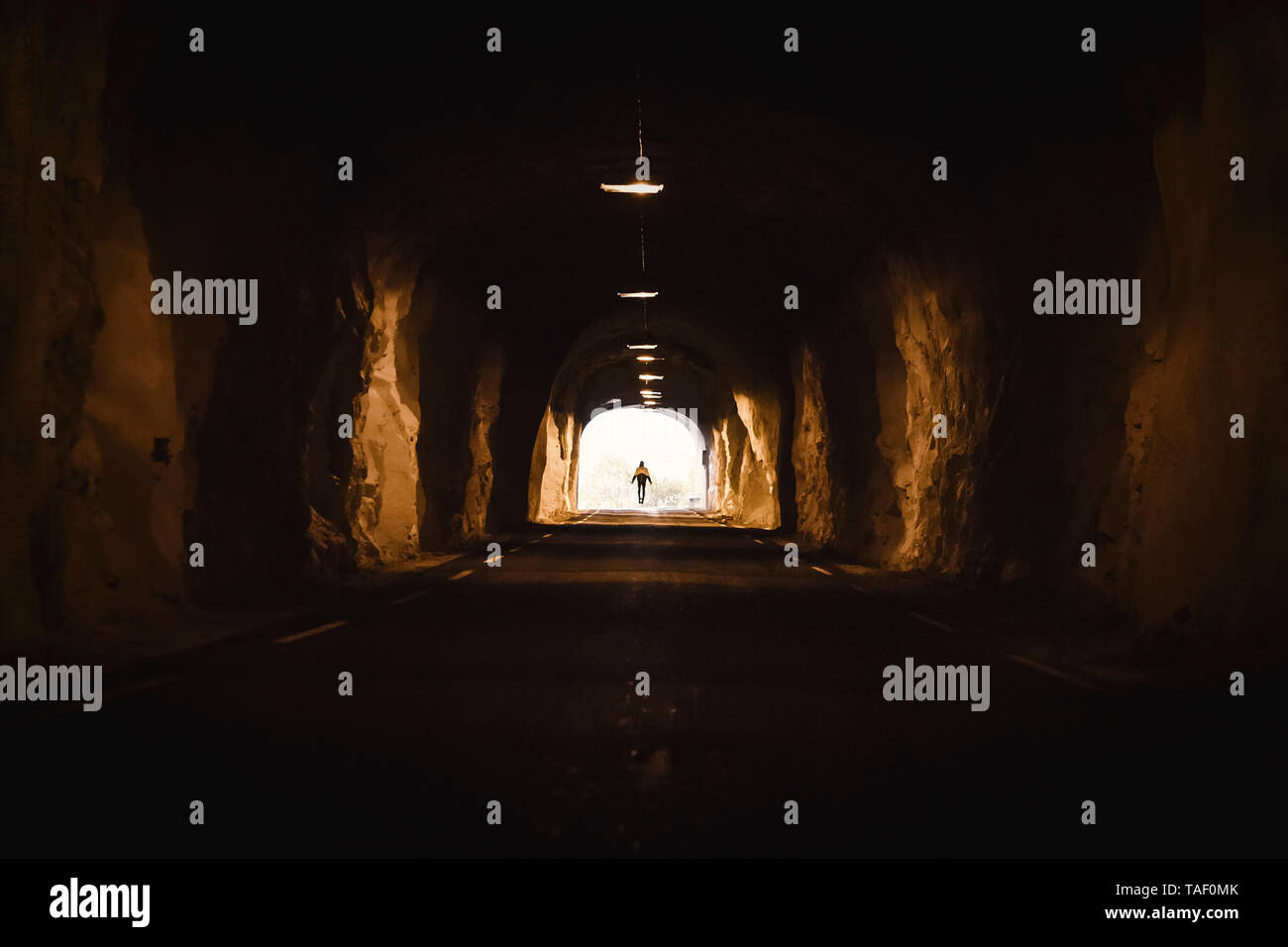 norwegen-lofoten-maervoll-silhouette-der-mann-am-ende-eines-tunnels-taf0mk.jpg