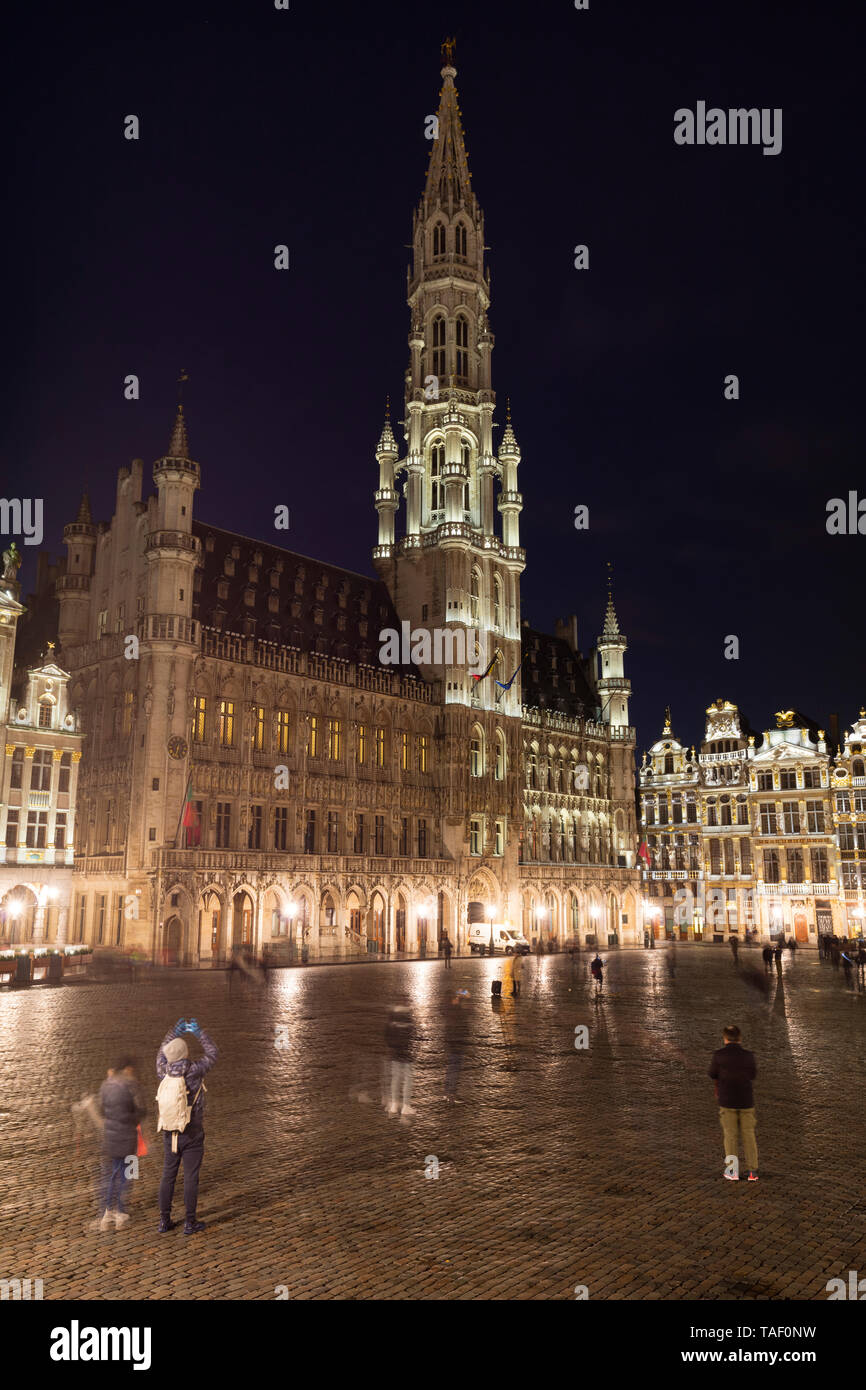 Belgien, Brüssel, Grand Place, Rathaus bei Nacht Stockfoto
