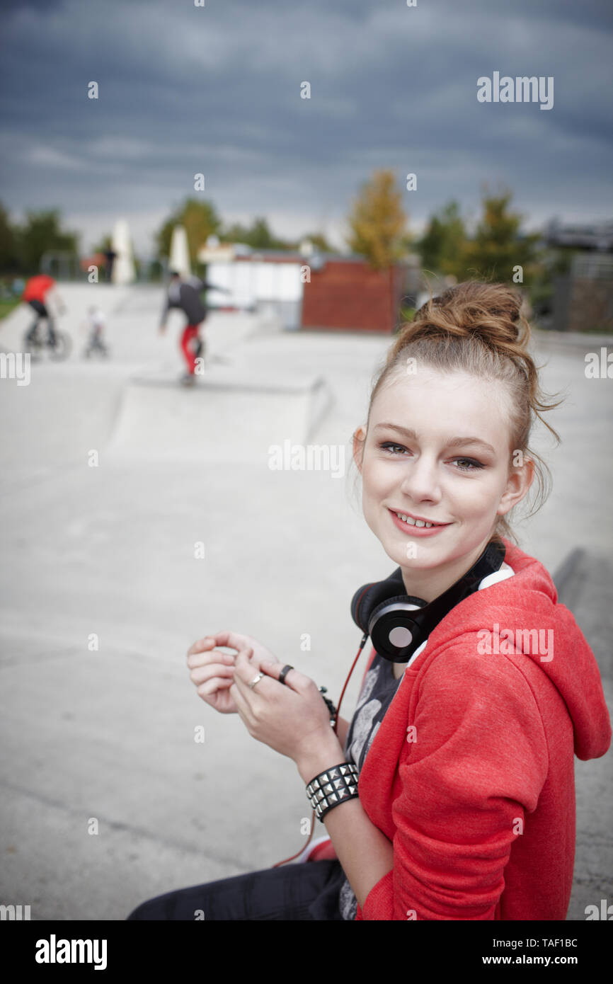 Portrait von lächelnden Teenager zu einem Skatepark Stockfoto