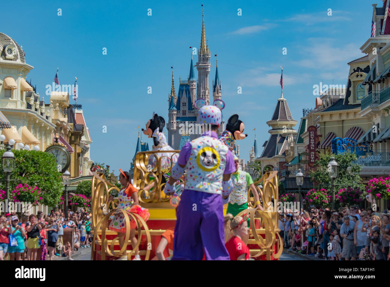 Orlando, Florida. Mai 16, 2019. Orlando, Florida. April 02, 2019. Mickey und Minnie Überraschung Feier Parade auf hellblau Himmel Hintergrund am Walt Stockfoto