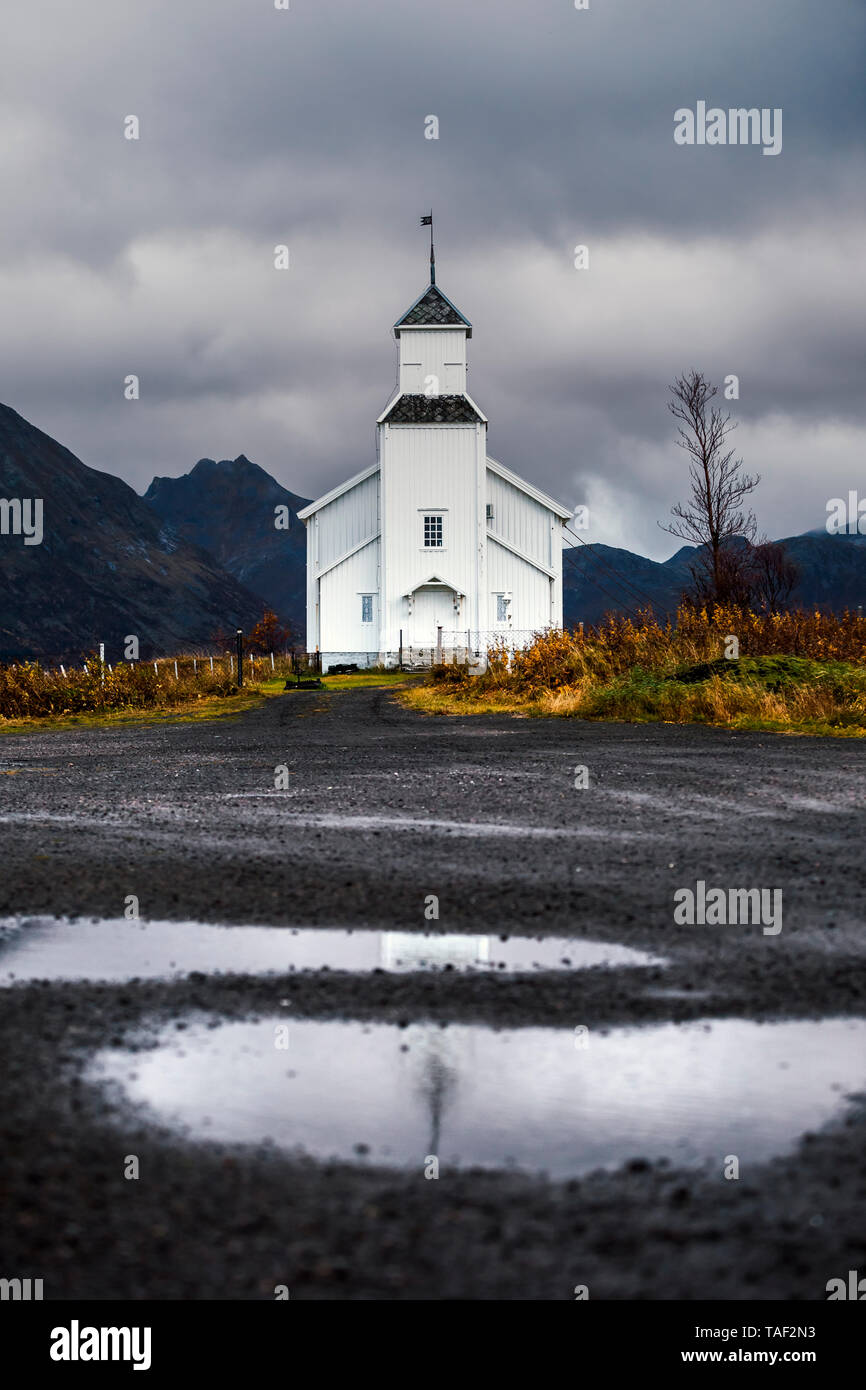 Norwegen, Lofoten, Gimsoysand, Kirche unter bewölktem Himmel Stockfoto