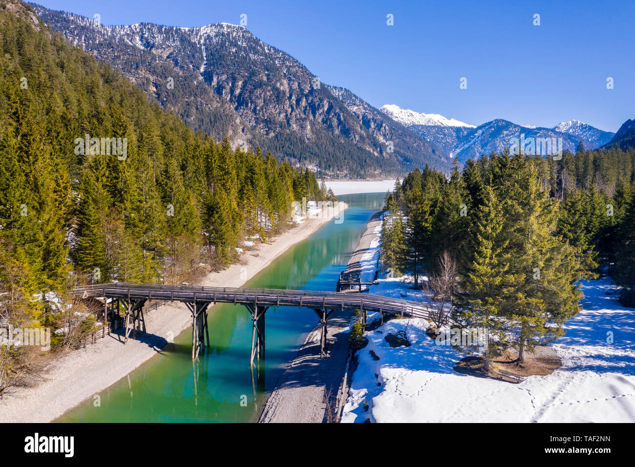 Österreich, Tirol, Ammergauer Alpen, Heiterwanger Siehe im Winter, Luftaufnahme Stockfoto
