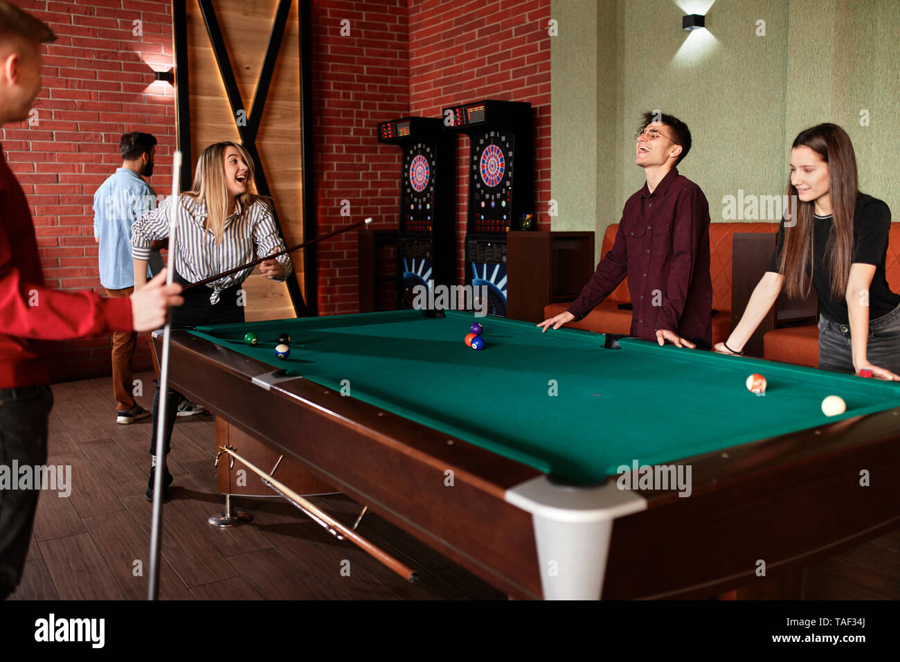 Gerne Freunden zusammen spielen Billard Stockfoto