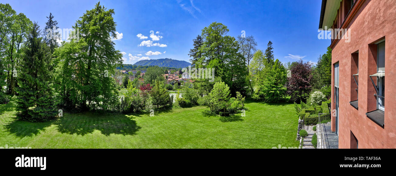 DE - Bayern: Privater Garten Szene im Isartal bei Bad Tölz mit Blomberg Berg im Hintergrund Stockfoto