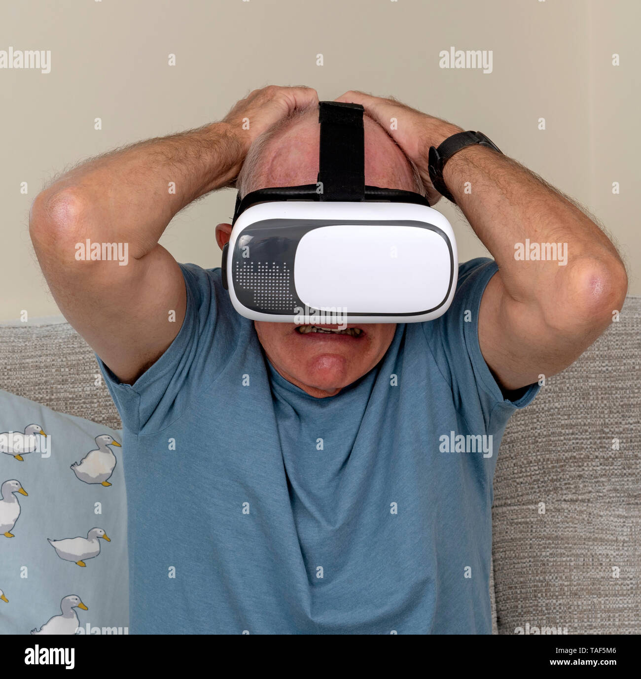 Portsmouth, UK, Mai 2019. Ältere Menschen Spaß und Schrecken tragen ein Paar der virtuellen Realität Schutzbrille Stockfoto