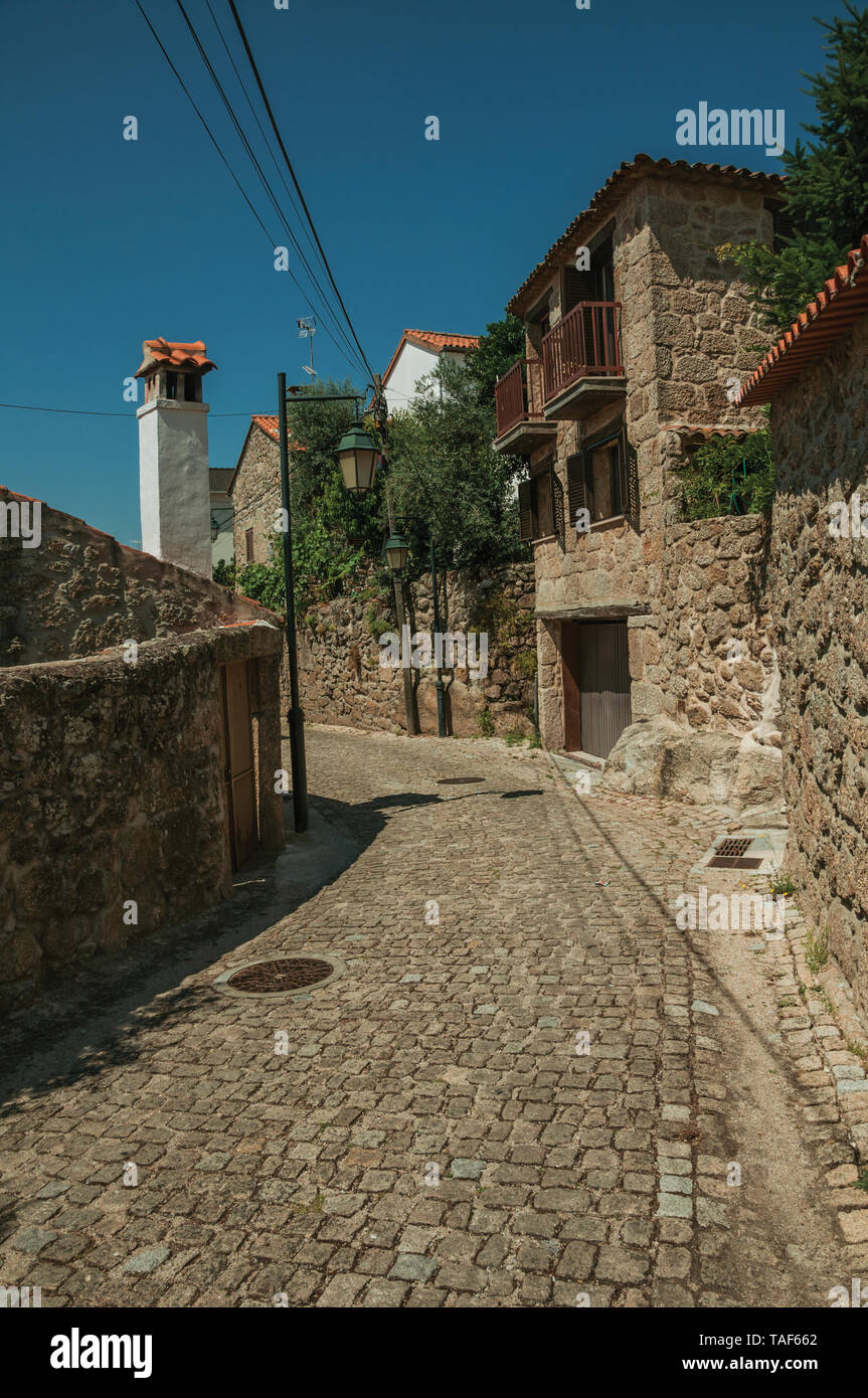 Enge einsame Gasse und charmanten alten Häuserfassaden mit rauen Steinwänden in Belmonte. Geburtsort des Entdeckers Pedro CABRAL in Portugal. Stockfoto