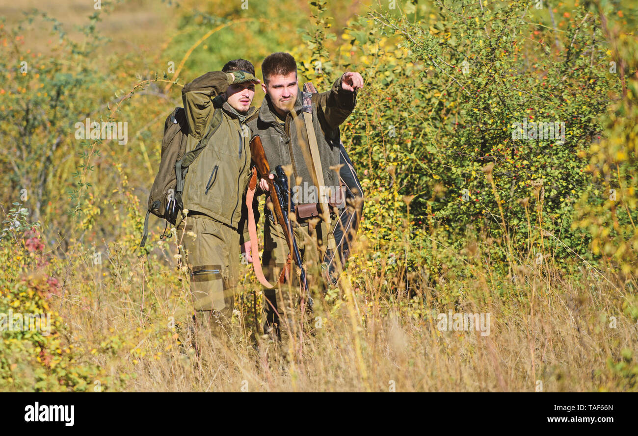 Die Streitkräfte. Camouflage. Uniform Mode. Die Freundschaft der Männer Jäger. Jagd Fähigkeiten und Waffen Ausrüstung. Wie schalten Sie die Jagd in Hobby. Mann Jäger mit Gewehr Pistole. Boot Camp. Blick über es. Stockfoto