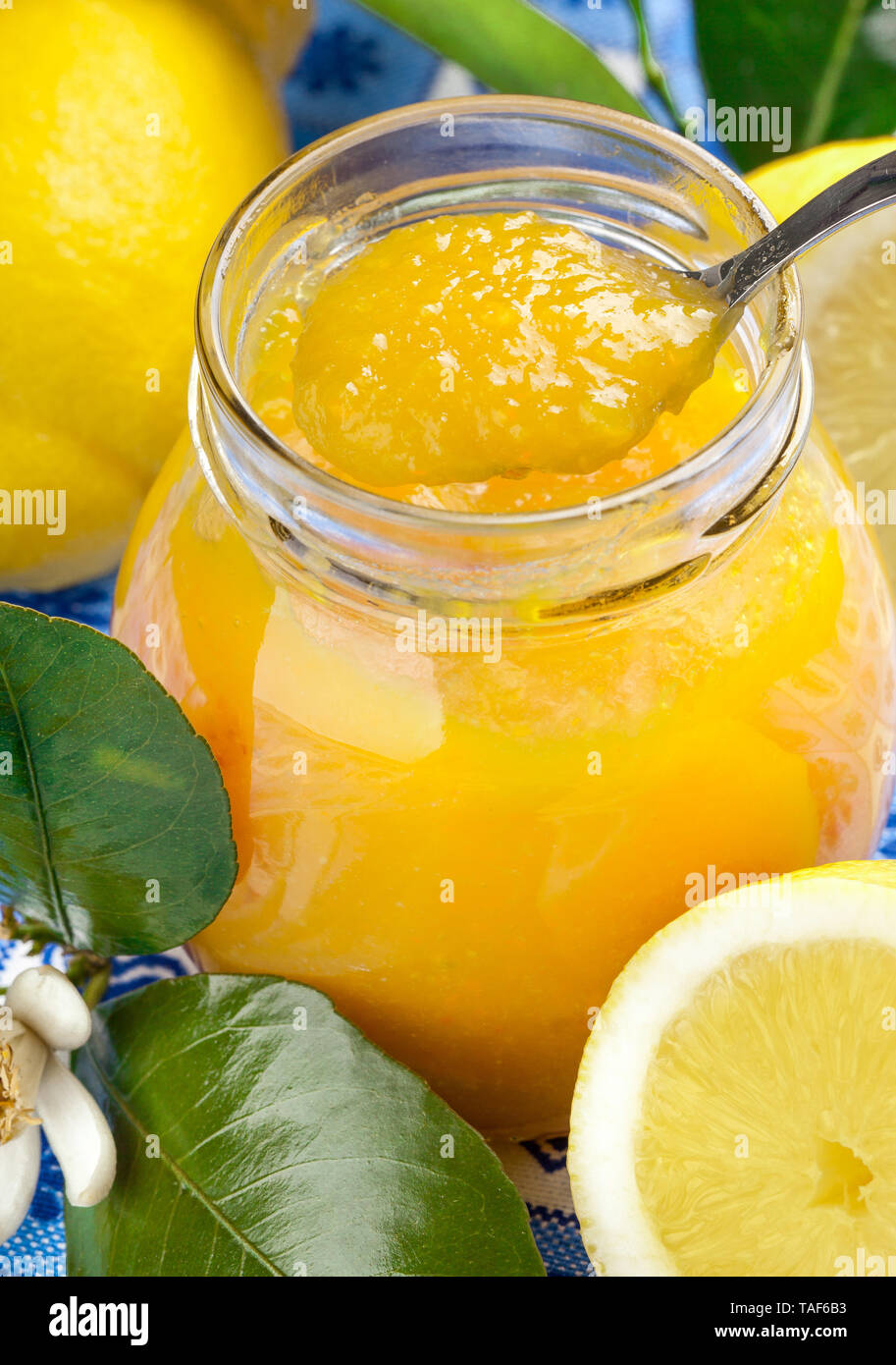 Hausgemachte Zitronen Marmelade auf den Tisch mit Zitronen ed Blumen. Stockfoto