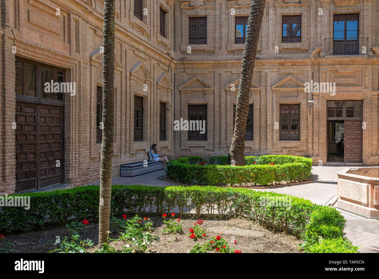 Junge Frau genießen Sie einige ruhige Platz im maurischen Innenhof in der Altstadt von Cordoba, Region Andalusien, Spanien Stockfoto