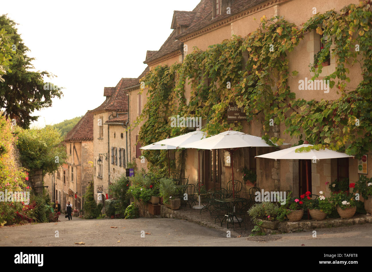 Alte cliffside Stadt, ein Mitglied der "schönsten Dörfer Frankreichs", Saint-Cirq-Lapopie, Frankreich Stockfoto