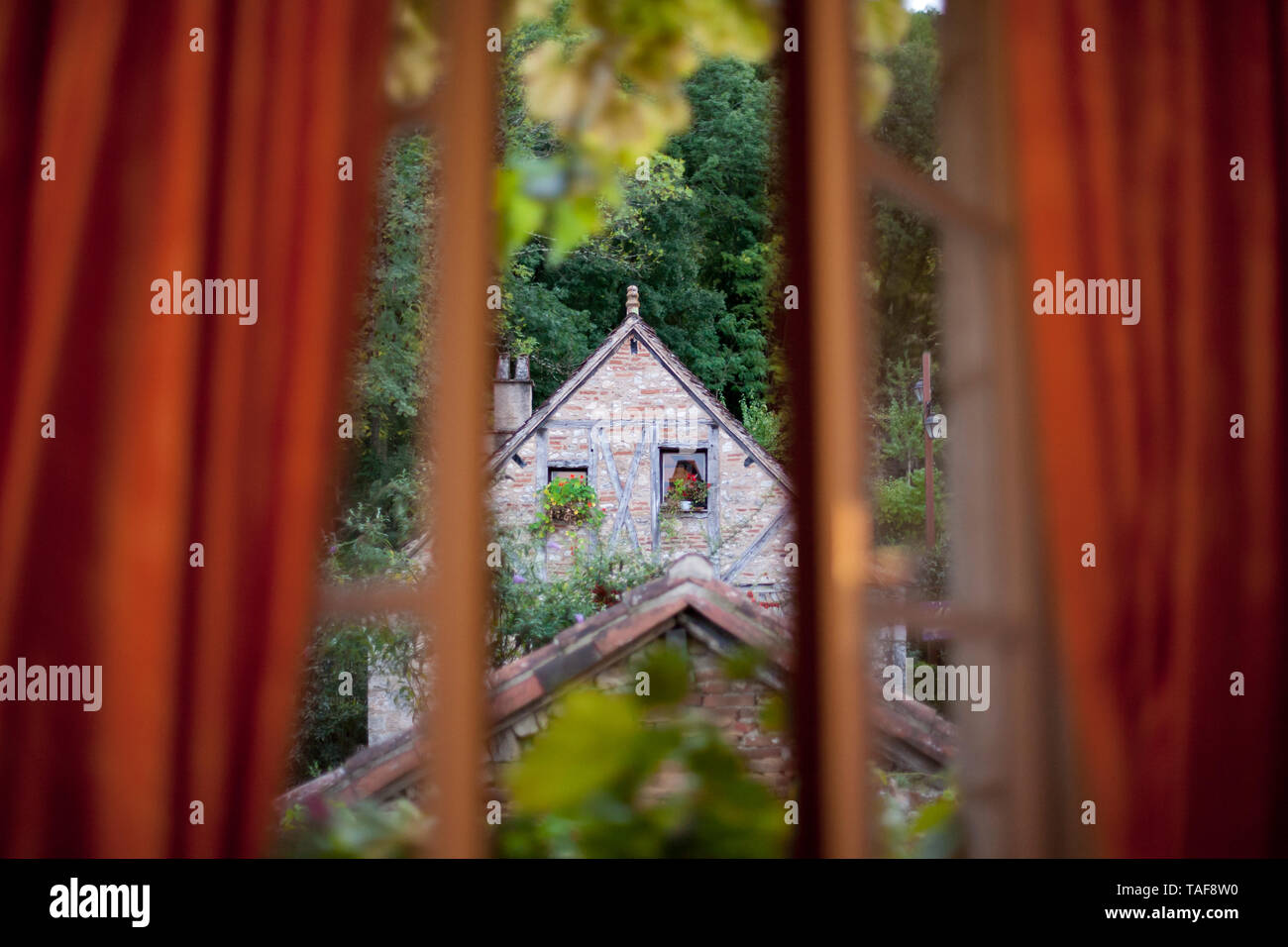 Der Ausblick vom Zimmer zu Stone Cottage in Alten cliffside Stadt, Saint-Cirq-Lapopie, Frankreich Stockfoto