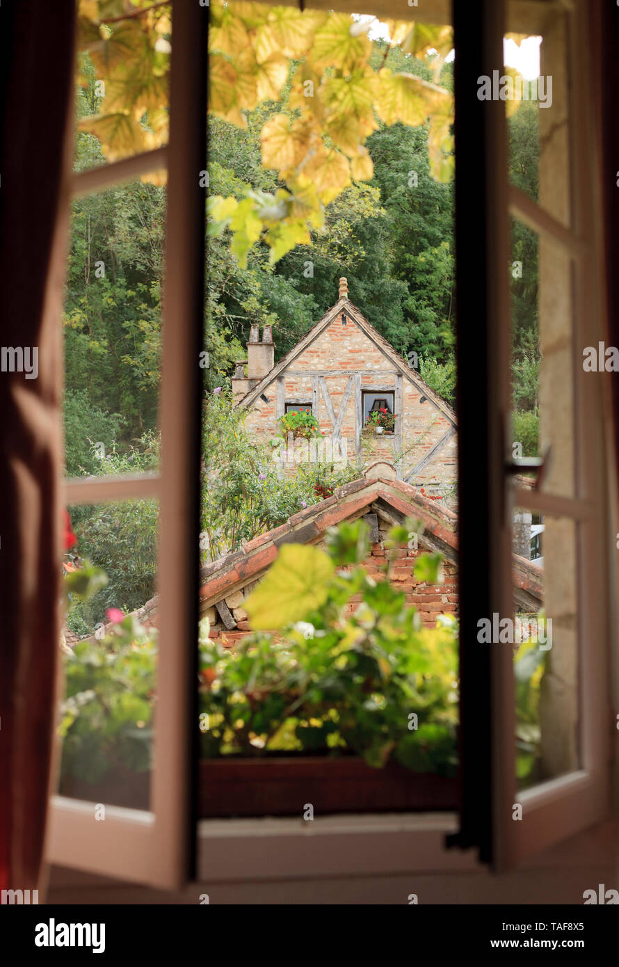 Der Ausblick vom Zimmer zu Stone Cottage in Alten cliffside Stadt, Saint-Cirq-Lapopie, Frankreich Stockfoto