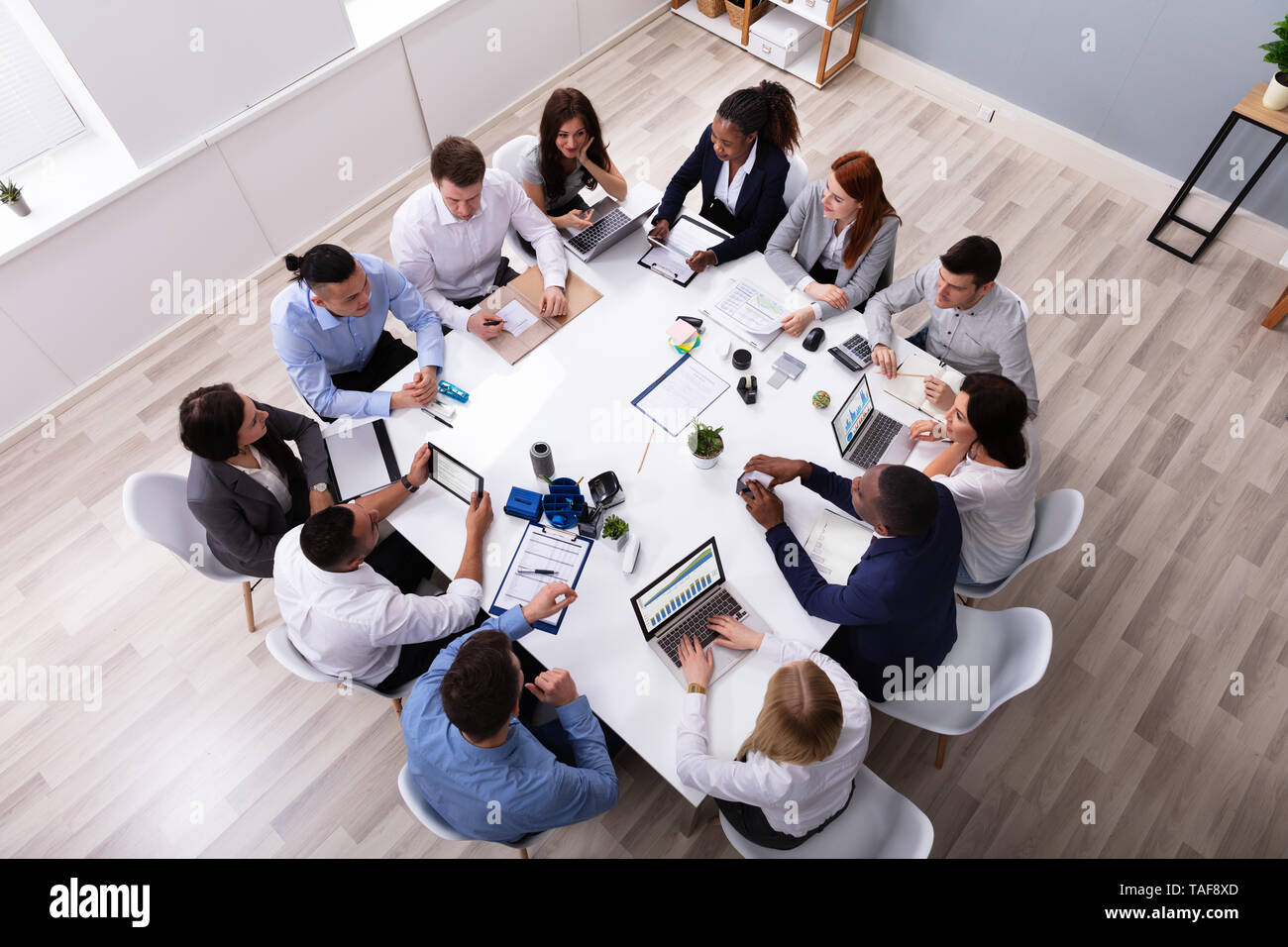 Gruppe von multi-ethnische Business Team zusammen sitzen am Arbeitsplatz In modernen Büro Stockfoto