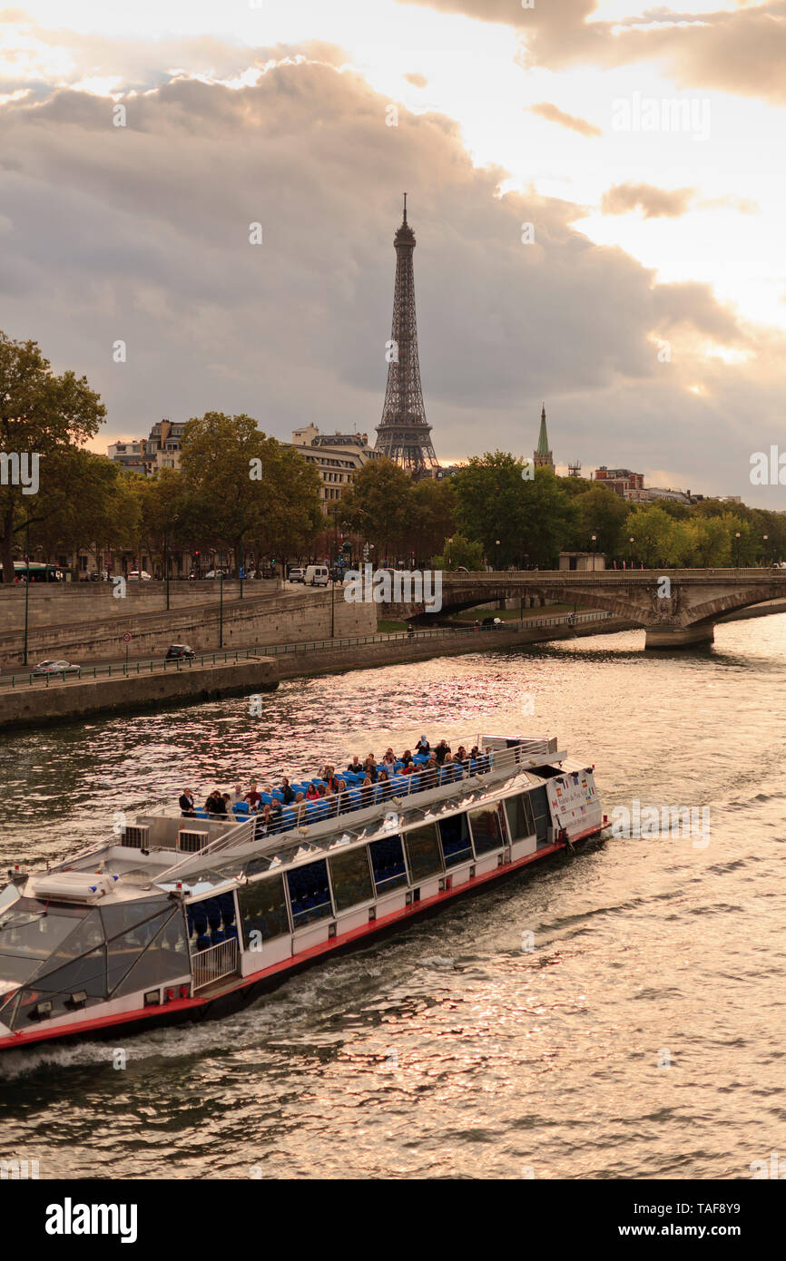 Tour Boot am Ufer der Seine, den Eiffelturm, Paris, Frankreich, Europa Stockfoto